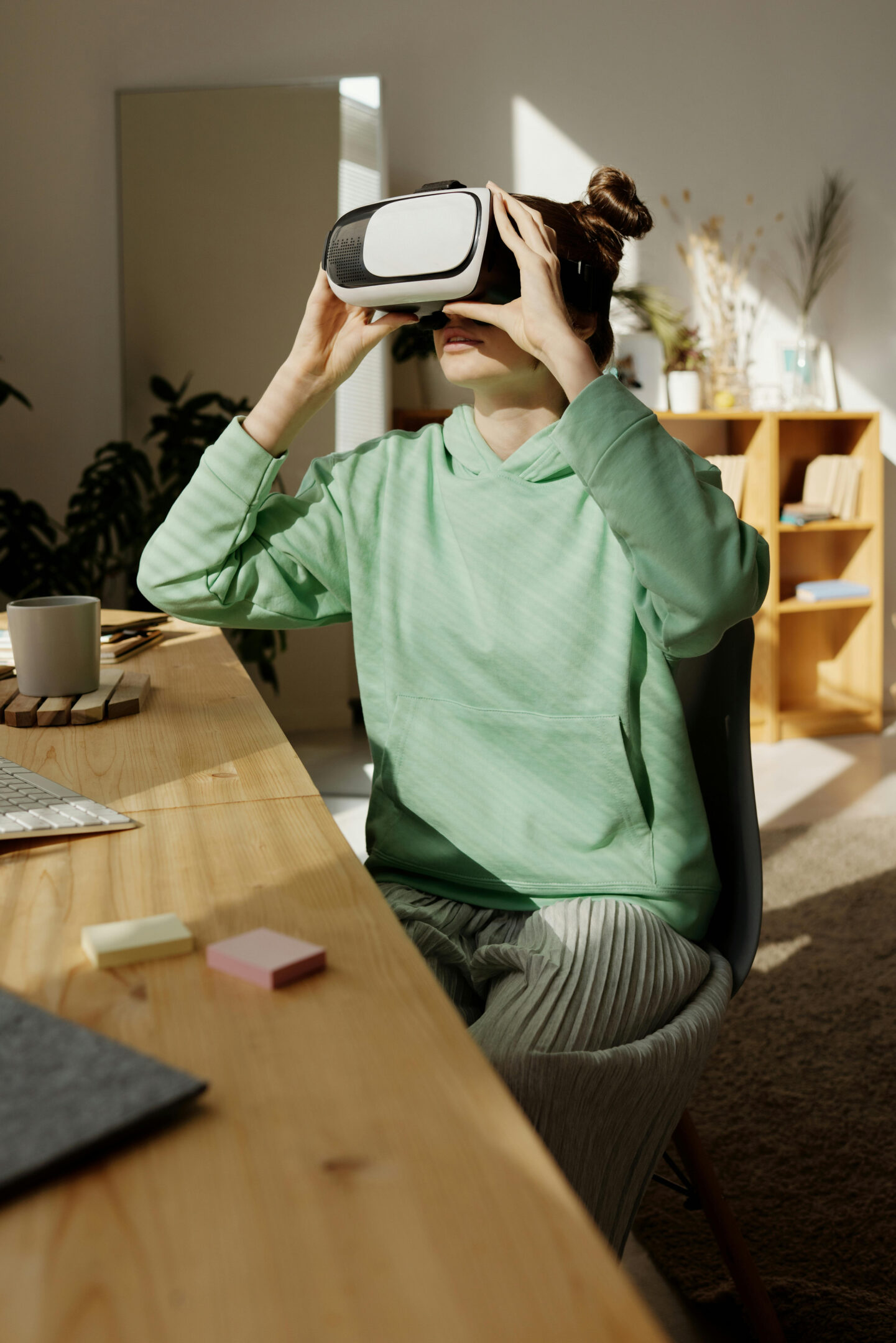 Chica usando gafas VR