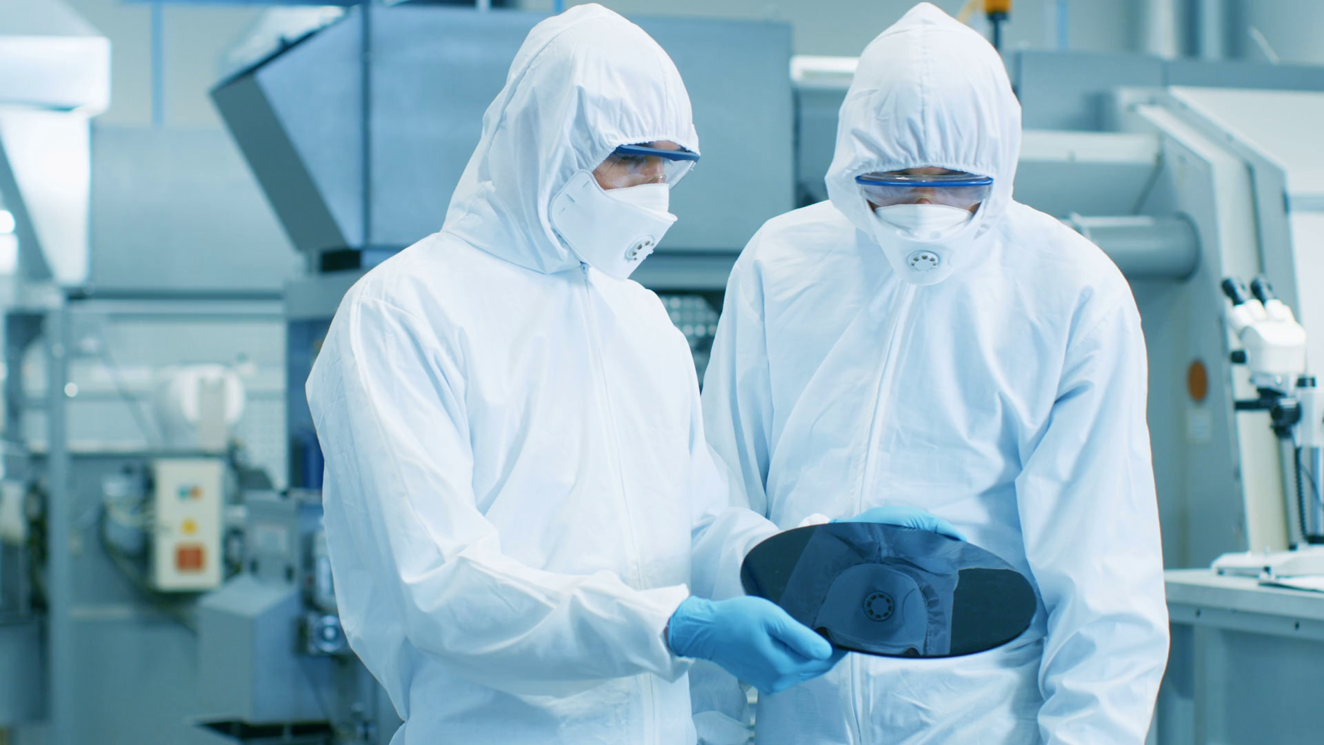 Personas con traje laboratorio